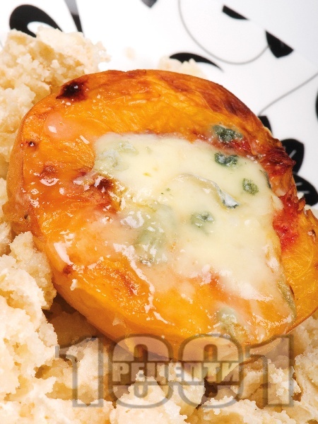 Праскови със синьо сирене, орехи и ром на фурна - снимка на рецептата